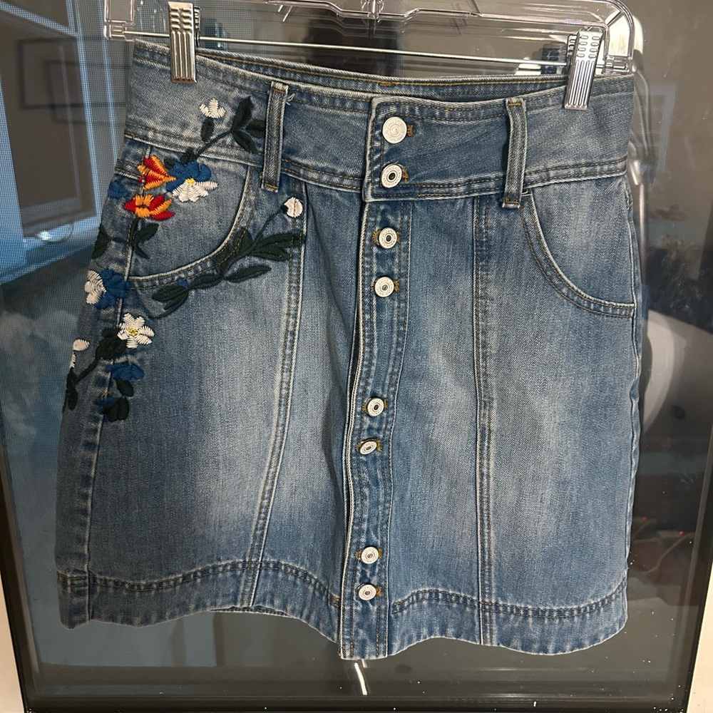 Floral Embroidered Button-Front Denim Skirt - Blue